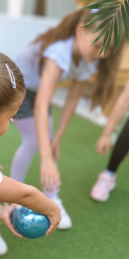 Djeca u igri s balonima i igračkama